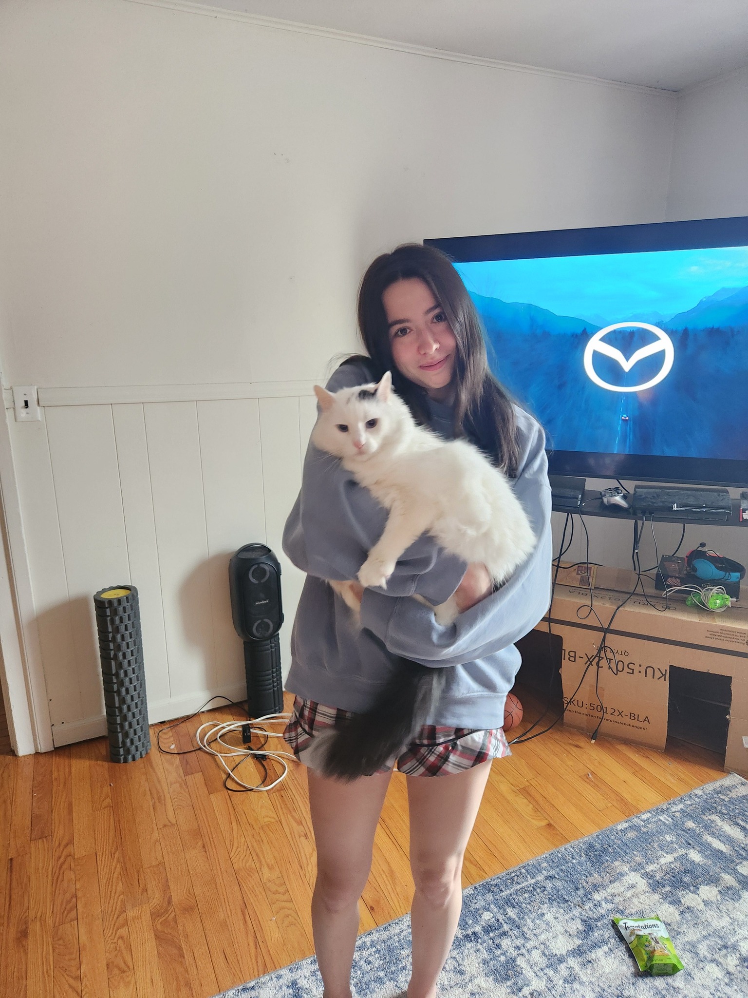 I had a dentist appointment in Springfield, and decided to take a detour to Easthampton on the way home to see my girl (and meet her cat). 👩😍❤️🐱